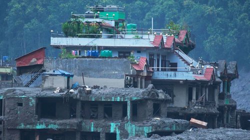 Riada deja 353 muertos y 1,300 desaparecidos en Nepal y Tíbet
