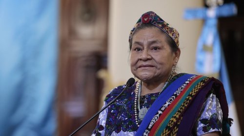 Rigoberta Menchú insta a jóvenes a involucrarse en política