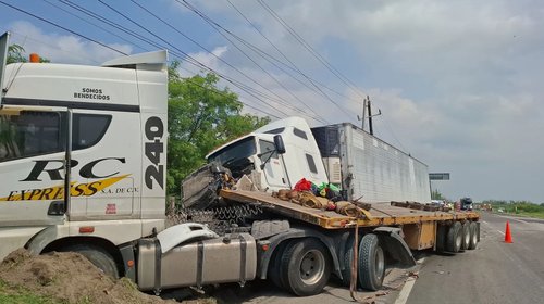 Fuerte choque entre dos tráileres y un camión en la Tampico-Mante