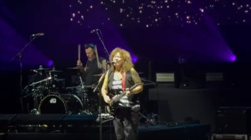 Rosana bromea con sus fans regios con terminar concierto