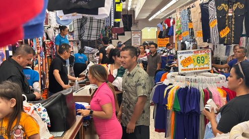 Padres de familia adelantan compra de uniformes escolares