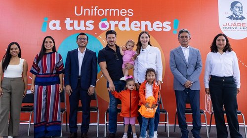 Entregan uniformes y tarjetas de apoyo a mujeres en Juárez