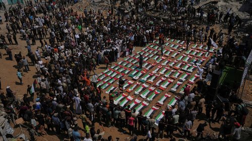Sepultan 112 cuerpos recuperados tras bombardeos de Gaza en 2023