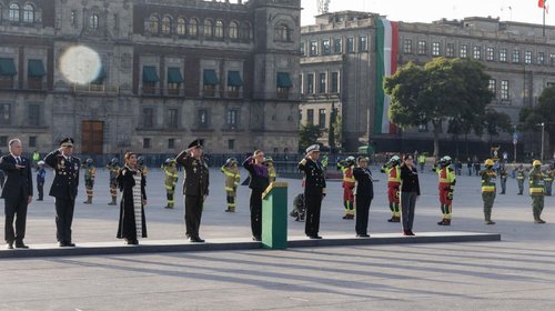 Sheinbaum iza Bandera a media asta por víctimas de sismos
