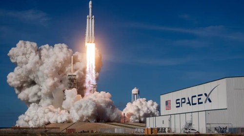 Exploran fusión de SpaceX y Tesla para unir IA, chips y energía