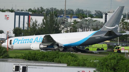 Suman cinco muertos por accidente de avión de carga en Miami