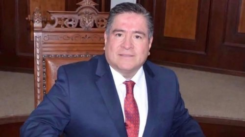 Suplente de Antonio Flores asume curul; destaca respeto a la ley