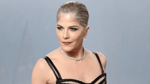 Selma Blair enfrenta cargos tras incidente en pleno vuelo