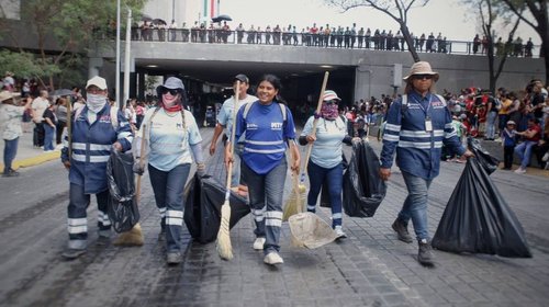 Retiran más de 30 toneladas de basura tras desfile en Monterrey