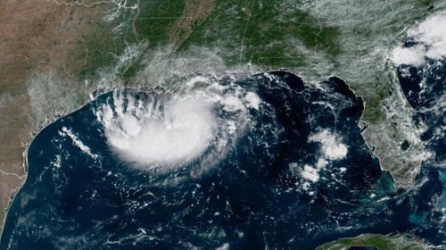 Tormenta Edouard toca tierra en EUA con vientos de hasta 95 km/h
