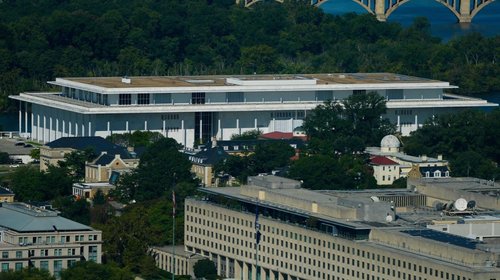 Trump cierra Centro Kennedy tras impedirle nombrarlo en su honor