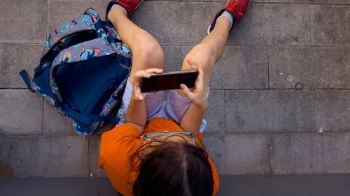 Unión Europea busca prohibir redes sociales a menores de 13 años