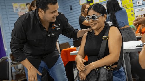 Miguel Sánchez entrega 500 pares de lentes gratuitos en Zuazua