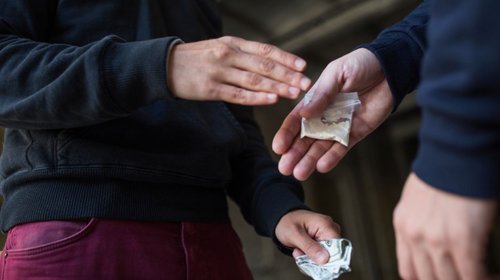 Investigan a hombre por obligar a sus hijos a vender droga
