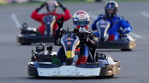Verstappen arrasa con karts en Silverstone: supera a 100 rivales
