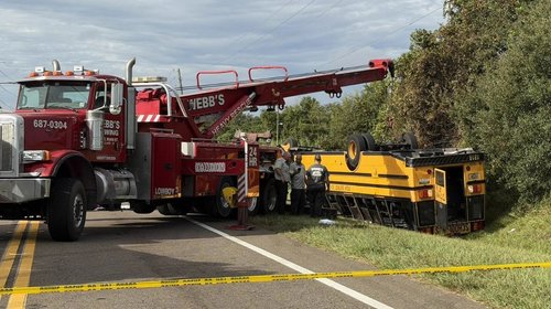 Choque múltiple de autobús escolar en Florida deja dos muertos