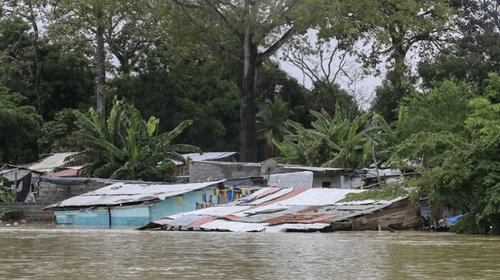Lluvias desbordan tres ríos y afectan a 600 en Ecuador