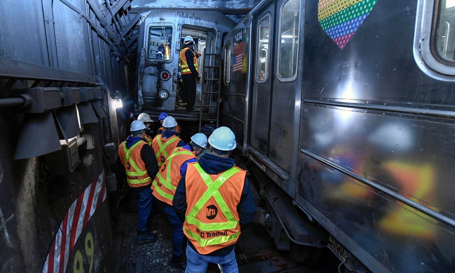 Sigue de trenes tras choque en Metro de Nueva York