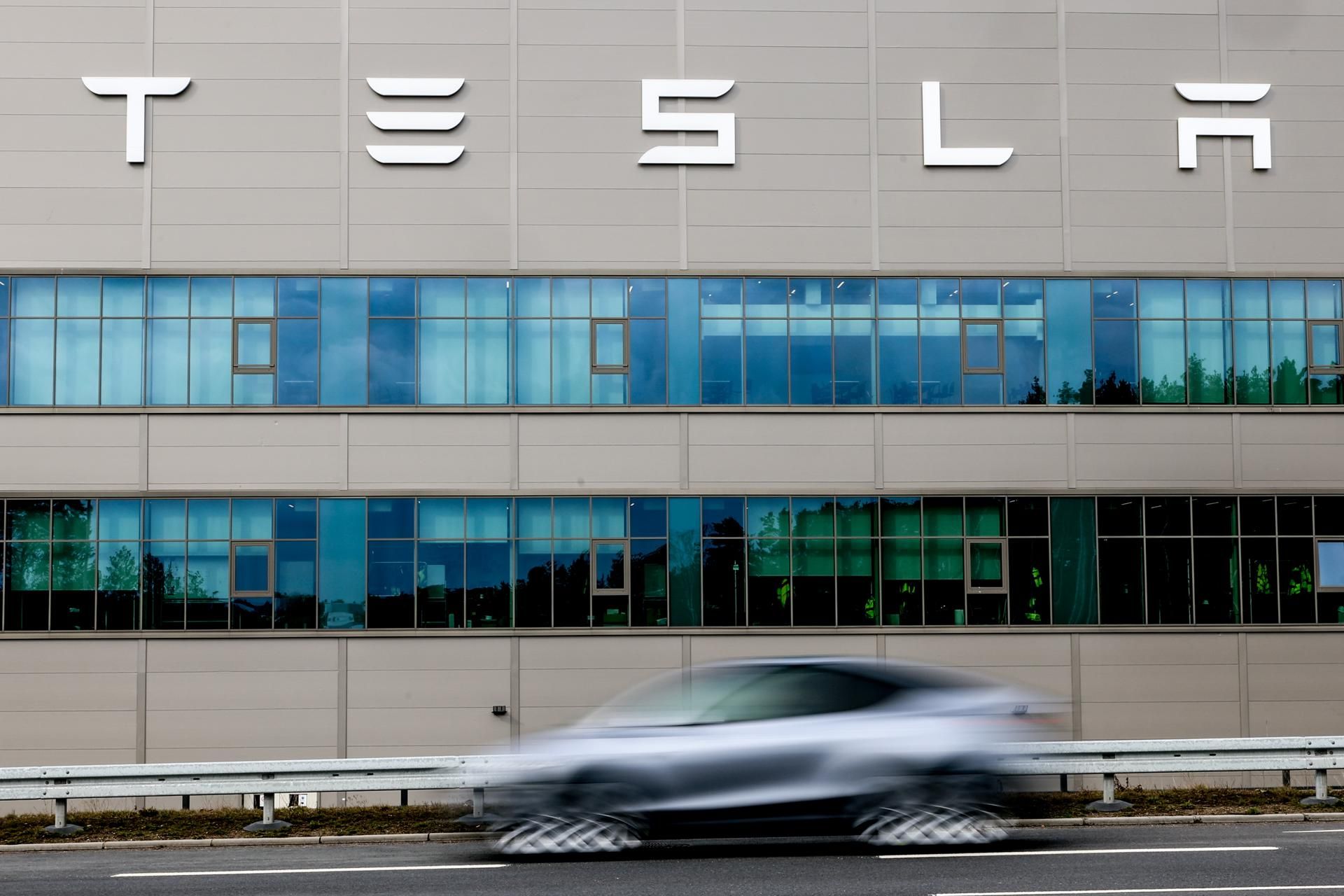 Acciones de Tesla bajan más de un 4 % tras caídas en las ventas
