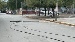 Denuncian_poste_derribado_en_Laderas_del_Mirador_be6f107ed7