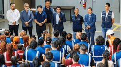 Felix_arratia_junto_coreanos_7b513bd2f4