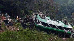 Suman_10_fallecidos_en_volcadura_de_autobus_en_Veracruz_jpg_28a220a213