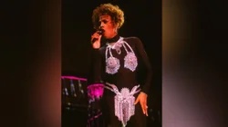Un_traje_de_Whitney_Houston_es_subastado_por_de_22_mil_dolares_0180d1c2a8