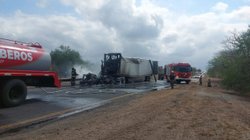 arde_trailer_cargado_con_carne_carretera_tampico_mante_e922c47e6e