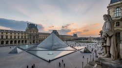 cour_napoleon_et_pyramide_1_f129fa1a04