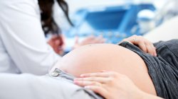 doctor_realizando_ecografia_su_paciente_embarazada_09a063914a
