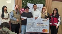 entregan_apoyos_economicos_a_joves_santa_catarina_81bf33f229