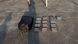 incautan_13_paquetes_de_cocaina_mientras_flotaban_cerca_de_oaxaca_9b03ad8846