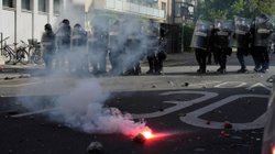 manifestantes_chocan_con_policias_contra_cumbre_g7_918a8b13cb