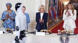 melania_robot_b2fcff1a21