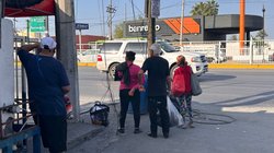 personas_en_guadalupe_esperan_camion_a4ccbadafa