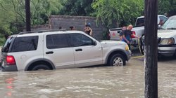 rescatan_familia_arrastrada_por_corriente_piedras_negras_5fd1711f49