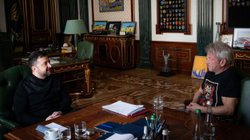 zelenski_recibe_a_sean_penn_tras_ganar_oscar_4829944740