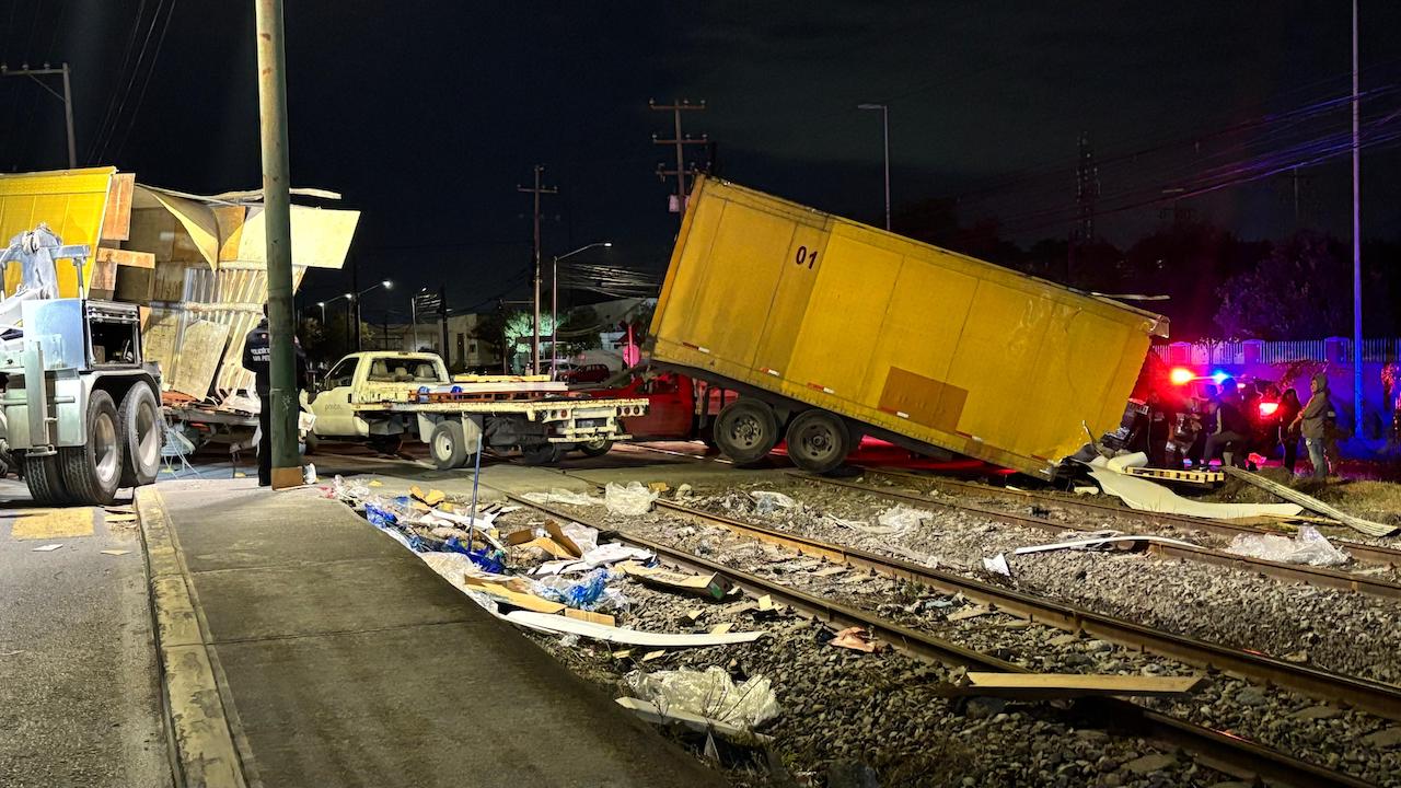 Intenta camión ganarle el paso al tren y termina embestido