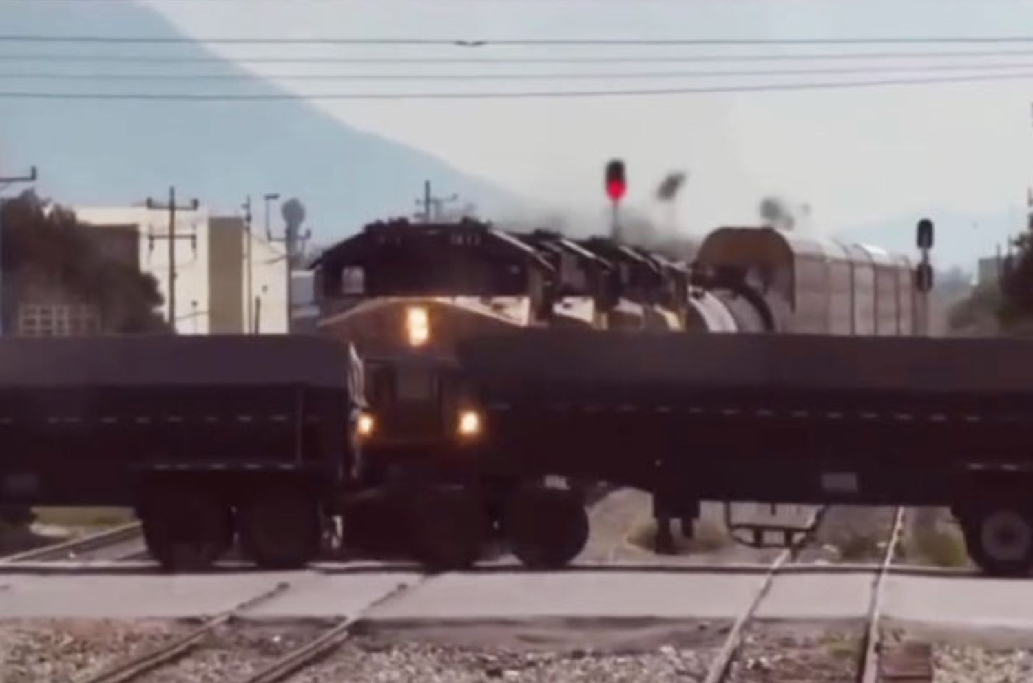 Video: Tráiler intenta ganarle al tren y lo parte a la mitad