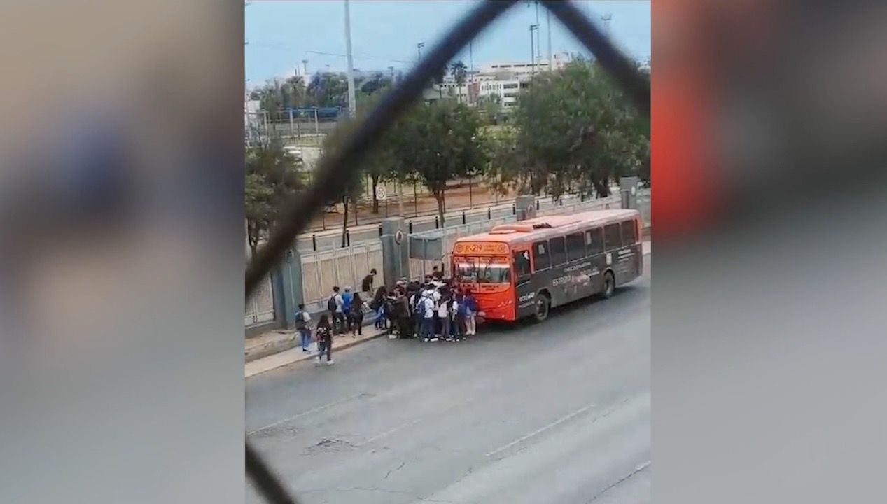 Usuarios se abalanzan peligrosamente para tomar la ruta 219