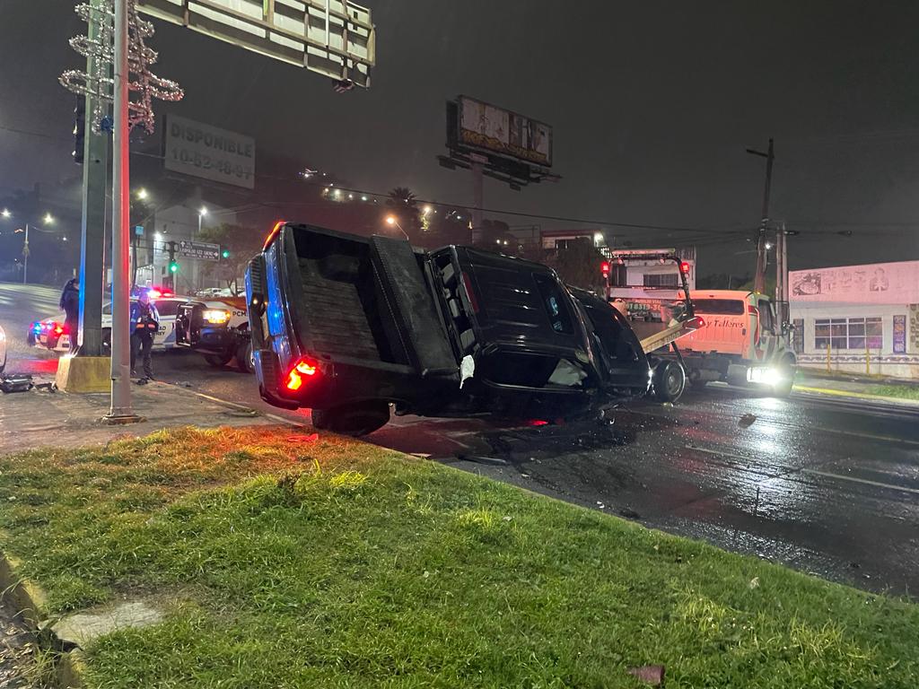 Vuelca camioneta y conductor se da a la fuga
