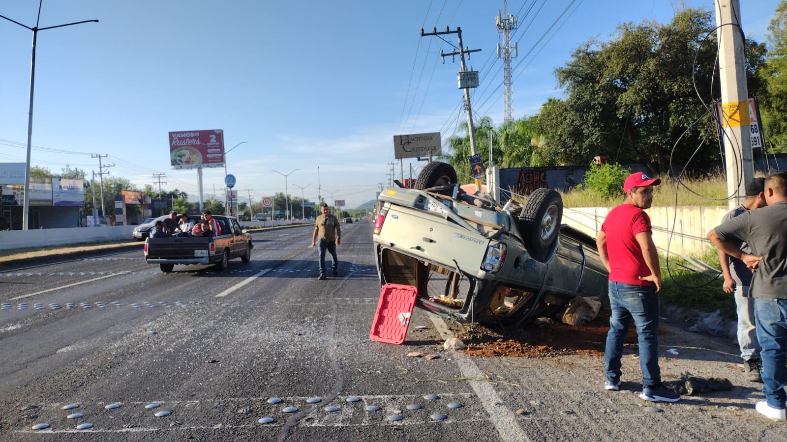 Camioneta se vuelca en Carretera Nacional y deja dos heridos